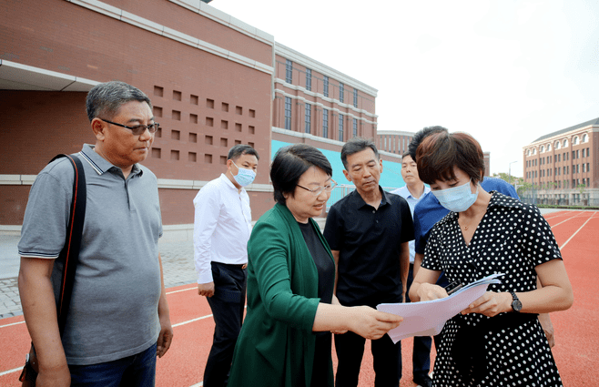 中学校和天津益中西青学校,对照图纸,李清认真察看了地理位置,区位