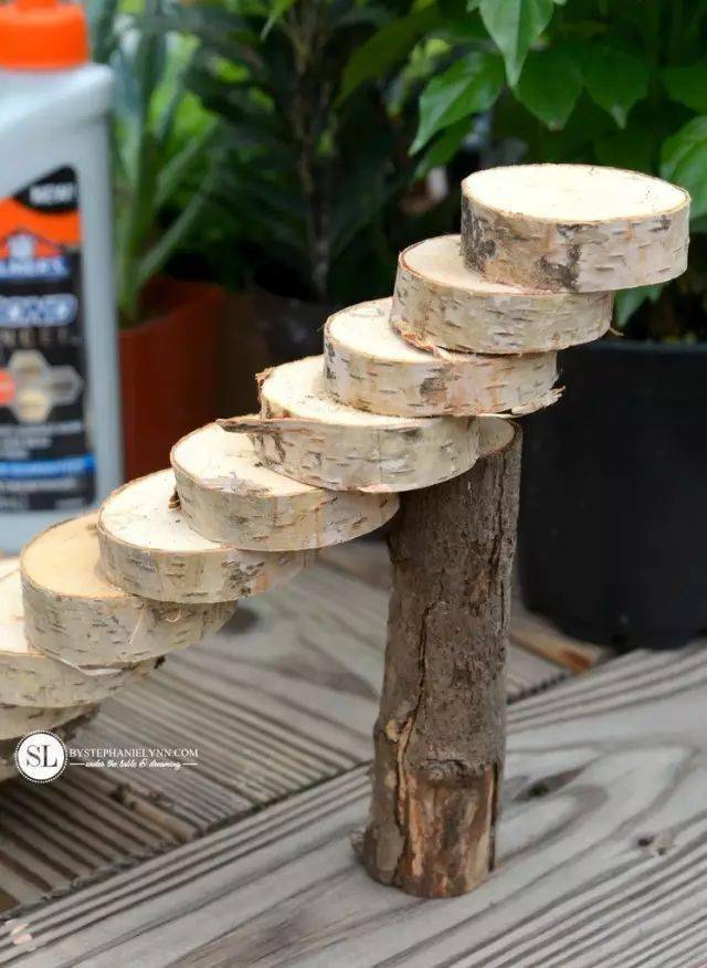 再用废木材搭建梯形小景观,用作装饰.