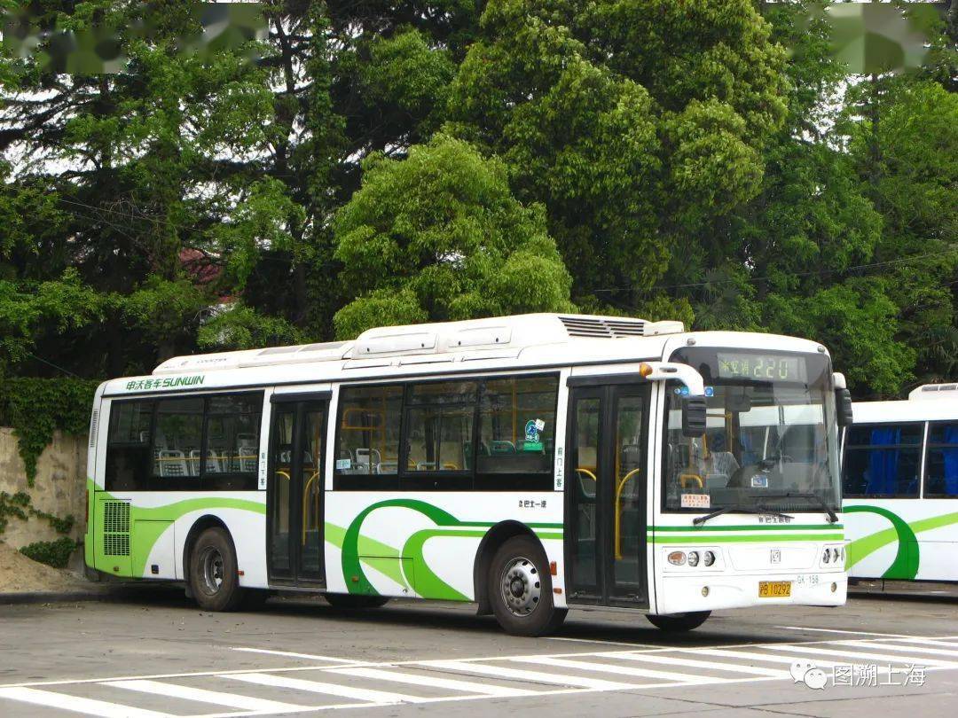 摄)220路swb6120khv2-3(s2c)型汽车(魏家钧 摄)220路swb6120v4le(s2g)