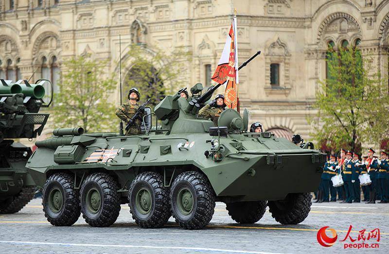 解放军开上btr82a装甲输送车体验俄罗斯版大八轮
