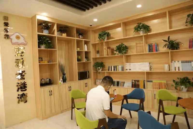 包括职工服务中心,劳模工匠展馆,放映室,阅览室,瑜伽室,健身房,心理