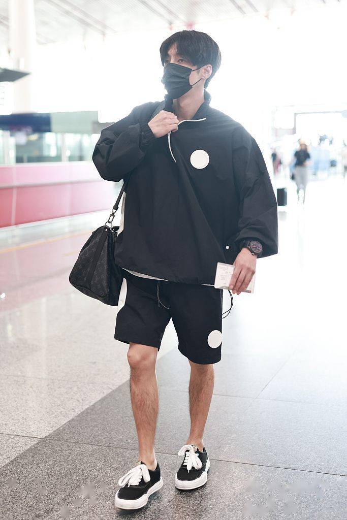 男装|今年的爆款鞋非TA莫属 承包大半个娱乐圈的溶解鞋