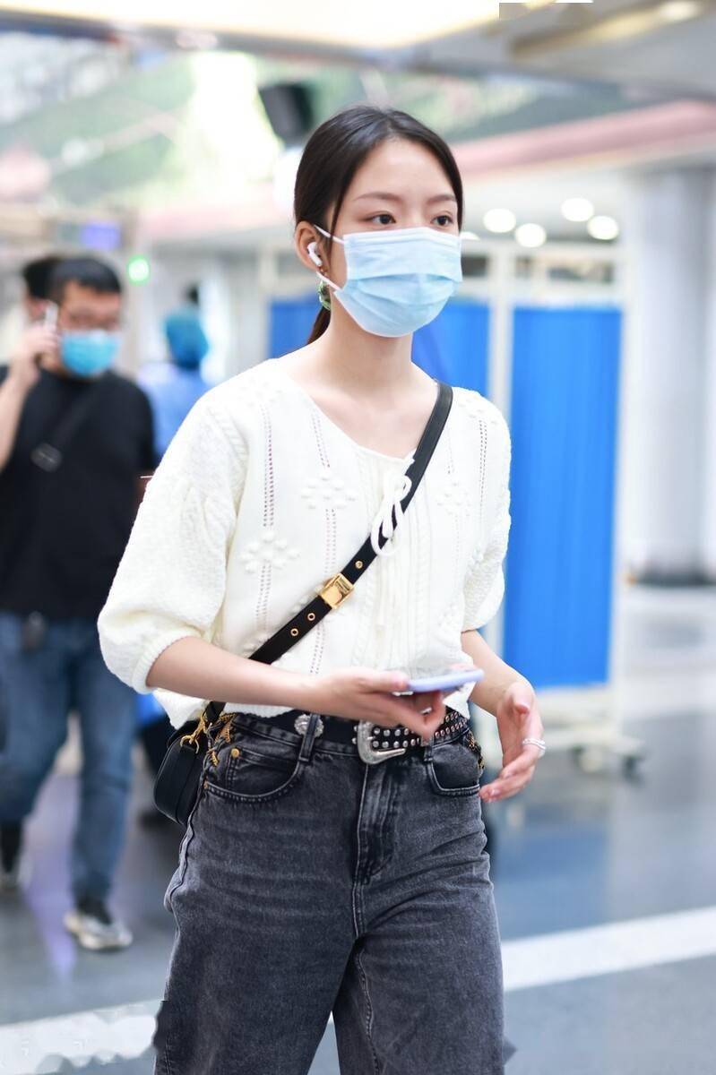 街拍:任敏身着白色针织上衣简约清新,身挎黑色小包时尚随性_机场