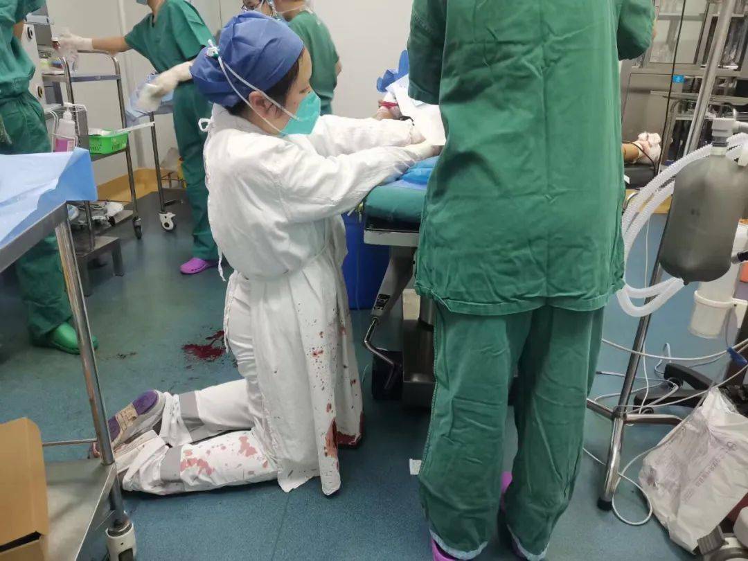 患者面部电锯伤大出血不止,医护人员跪地近两小时止血抢救成功.