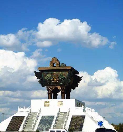 盛世宝鼎一尊巨鼎五当召于1996年经国务院确认为全国重点文物保护单位