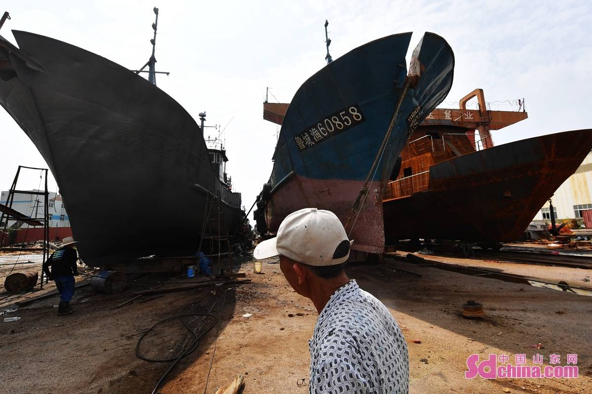 青岛:加紧维护渔船 备战开海生产