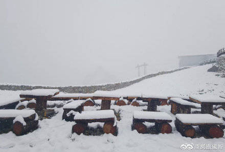 四川|达古冰川迎来初秋第一场雪