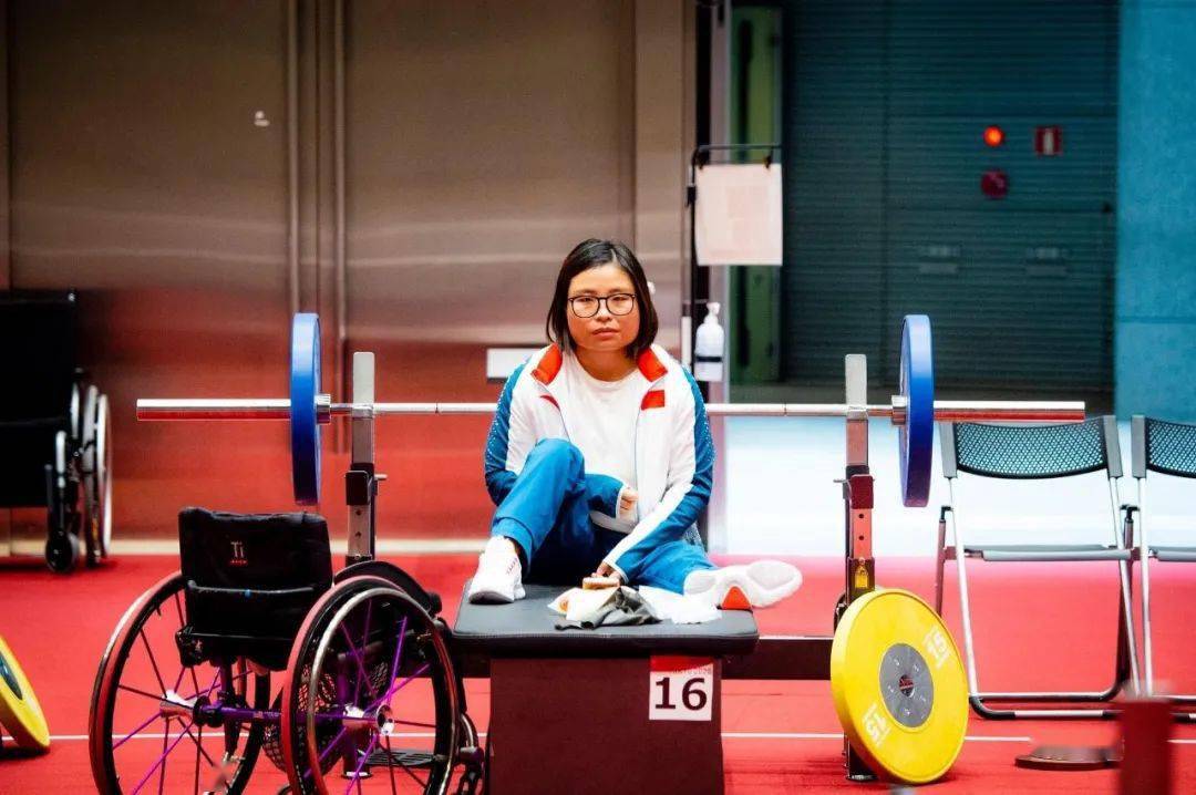 2012年,胡丹丹开始专业练习举重