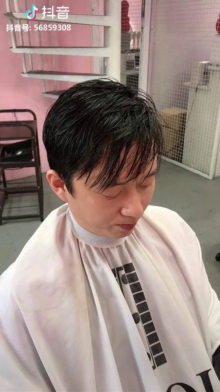 要想生活过得去头发必须往后倒男士背头喜欢的可以收藏保存下来让你的