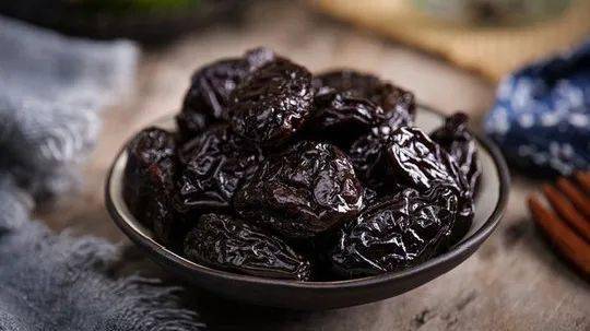 但实际上,当季的新鲜西梅,多汁甜蜜的感觉, 那才叫真的撩拨人的味蕾.