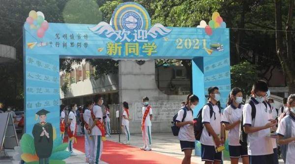 开学啦！广州中学生陆续返校：入校前测体温，洗手后入课室 