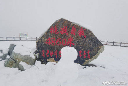 四川|达古冰川迎来初秋第一场雪