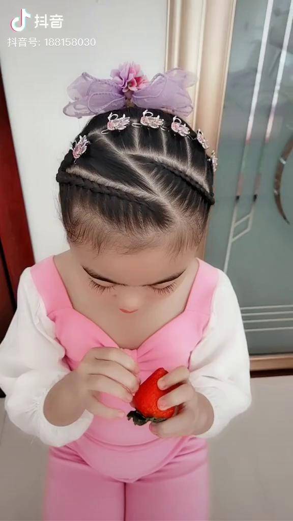 吃草莓的动作好淑女哦家有小美女一枚简单发型