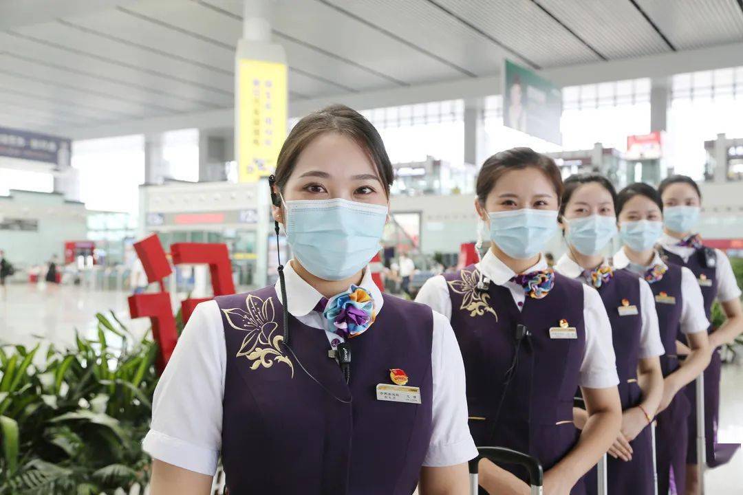 戴口罩的乘务员小姐姐你笑起来真好看