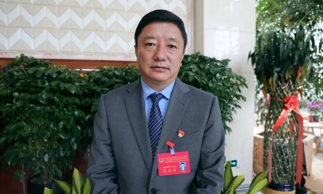 县生态,民生,民族团结,干部作风建设等方面专访了治多县县长普措格来