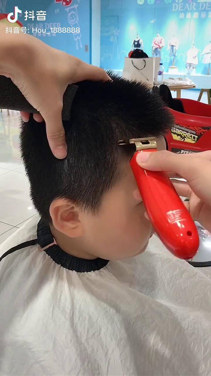 开学季儿童发型发型雕刻开学了一个人一天剪了31个头发以累瘫同行们