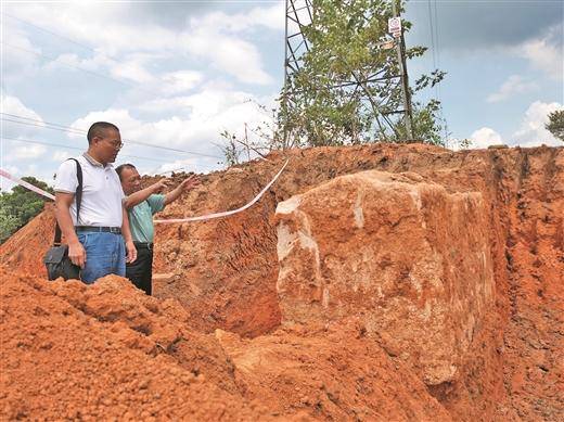 8月19日,上思县思阳镇高加村一项目工地在平整土地时,发现一座古墓