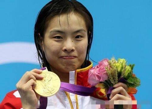 小腹|吴敏霞怀二胎后现身机场，衣着宽松小腹微隆，丈夫推行李好宠爱