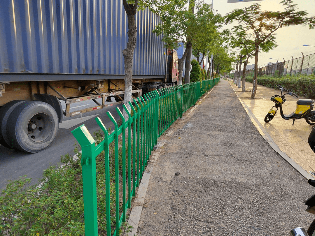 【我为群众办实事】增设隔离护栏,力保出行安全