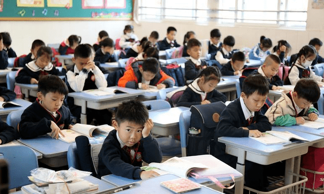 中小学生课后服务9月份开始,家长纷纷表示质疑:学生晚饭谁负责