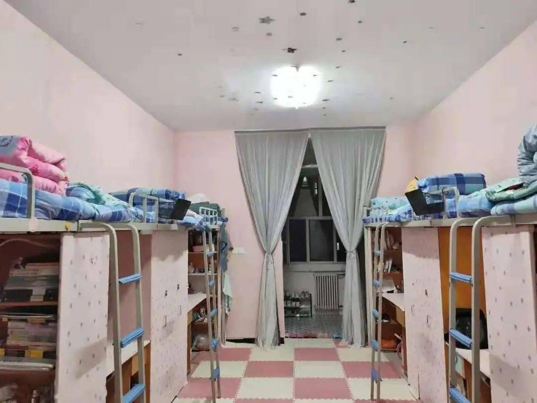 a: 绝对想多了,学校统一分配宿舍以及床位哟!