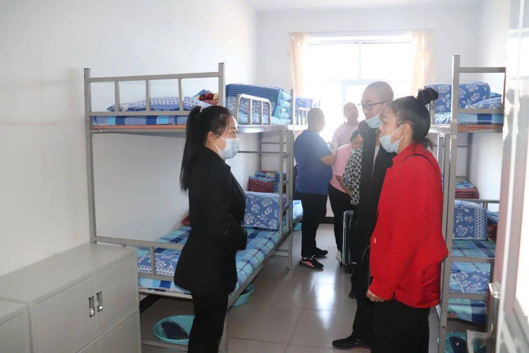 宿舍进入校园的家长与学生需要测量体温并出示行程码怀仁市峪宏中学