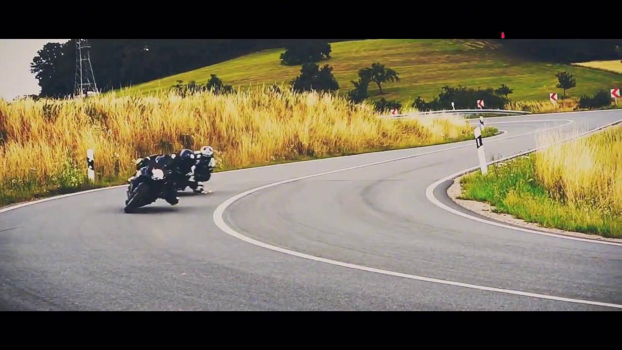 专业摩托车骑手拐弯的样子太帅了此行为存在危险