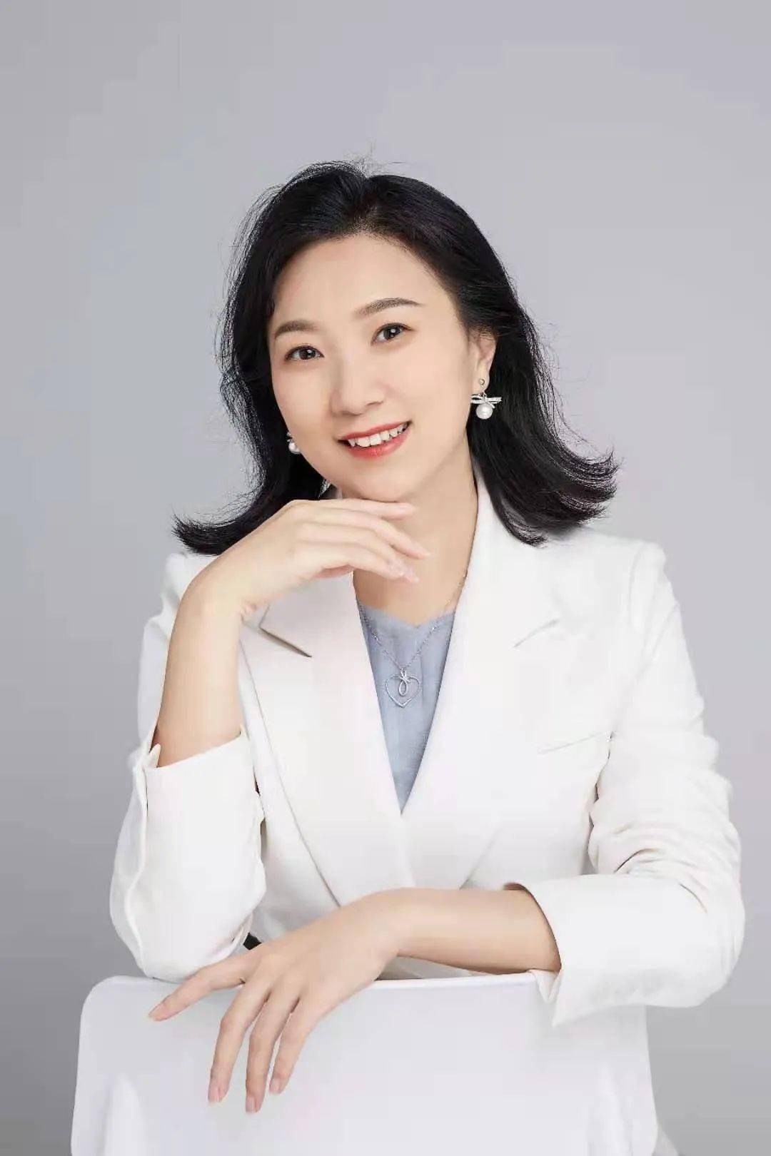 邓琼亲爱的同学们,欢迎你们来到歌乐山下,嘉陵江边的川外继续追求学术