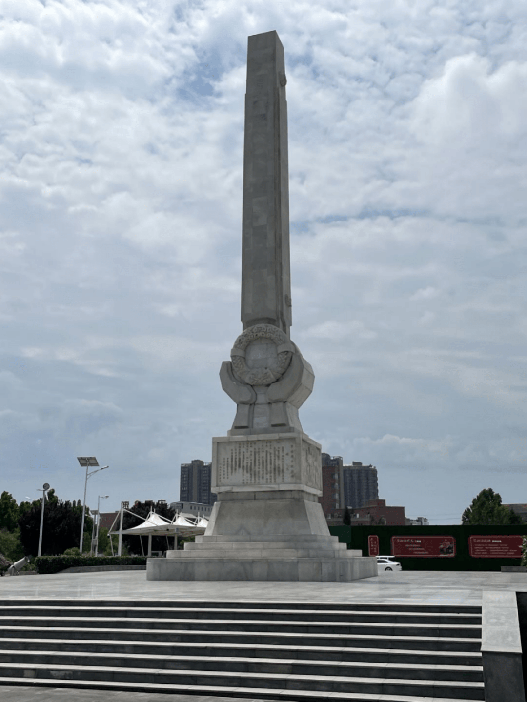 焦裕禄纪念园位于河南省开封市兰考县北关原黄河故堤沙丘上,由革命