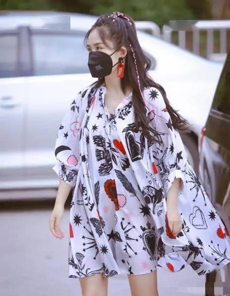 合体|谢娜产后与张杰合体秀恩爱，接双胞胎女儿放学，身材臃肿抱娃显吃力