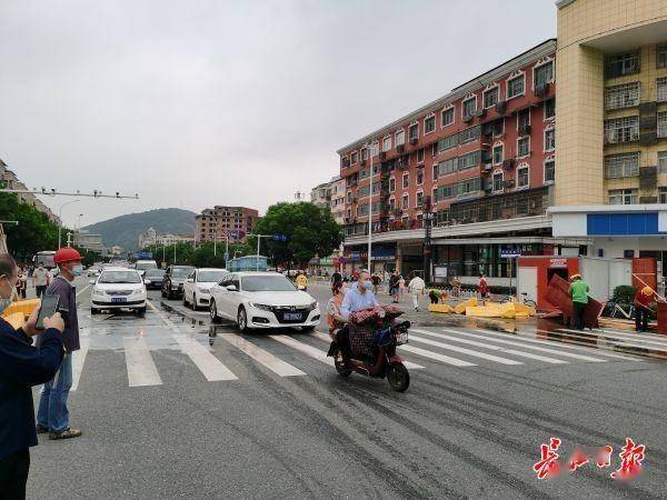 江夏区交通道口拆围,车辆恢复通行_郭岭
