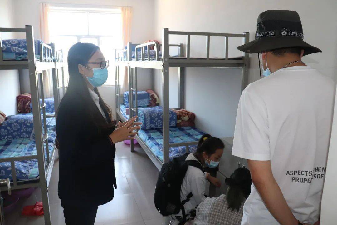 宿舍进入校园的家长与学生需要测量体温并出示行程码怀仁市峪宏中学