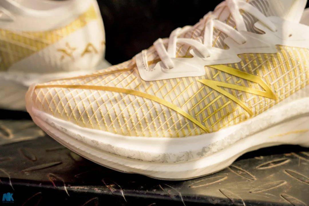 走走开箱荣耀100安踏c202gt冠军专属配色