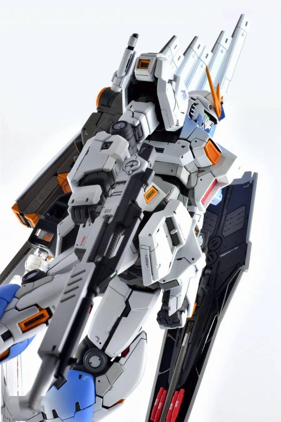 漂亮渐变风格的rg九龙牛高达