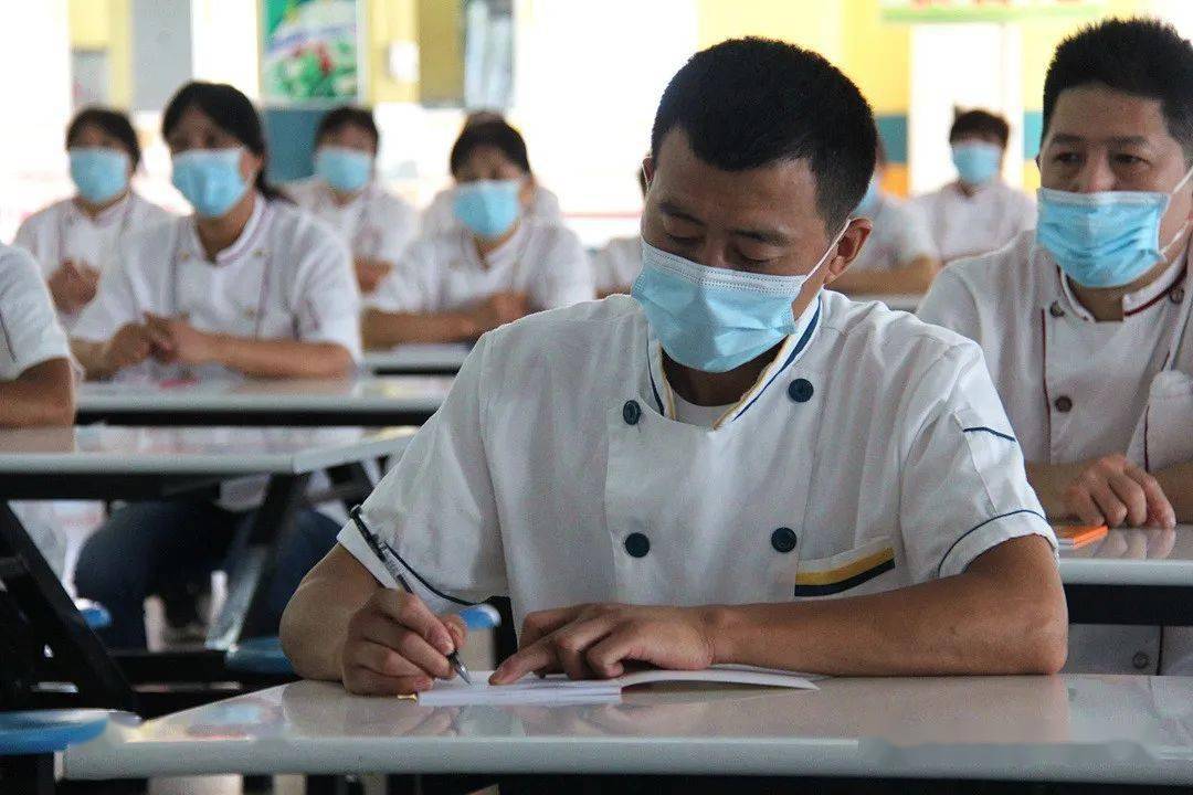 通過此次培訓,進一步提高了學校食堂管理人員及員工的疫情防控和食品