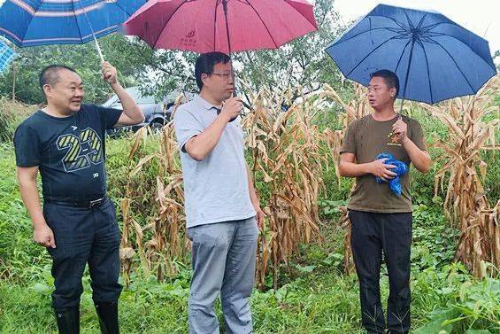 检查灾后重建工作现场陈松涛表示,石沱镇人民非常感激社会各界在灾后