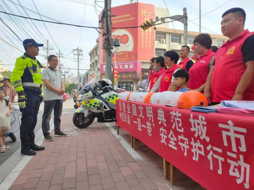 仲宮學黨史辦實事免費領頭盔群眾齊參與仲宮街道開展一盔一帶宣傳送