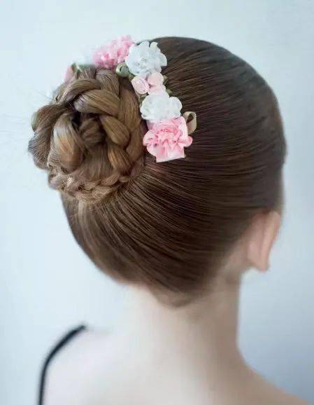 "芭"面玲珑 清新多样的芭蕾丸子头