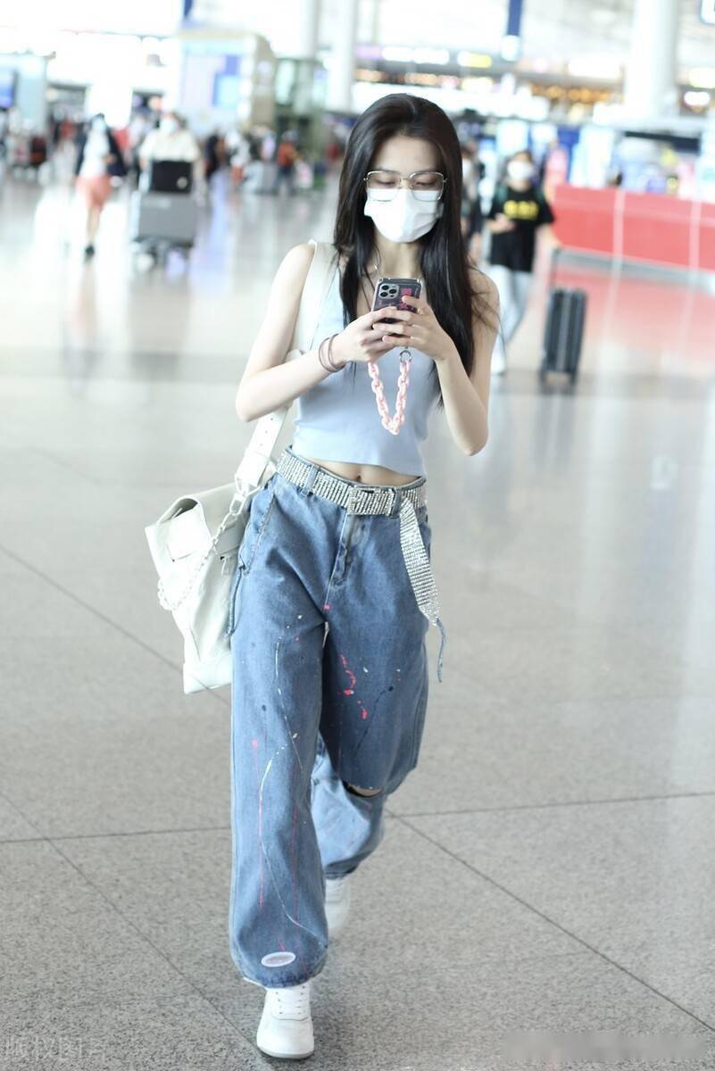 街拍徐璐身着淡蓝背心凸显曼妙身材口罩遮面低调出行