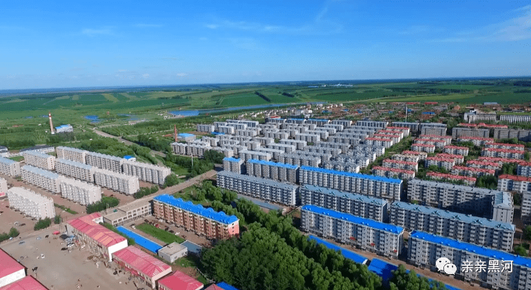 在北安市赵光镇火车站,工人们正在进行花坛绿化带的建设以及人行步道