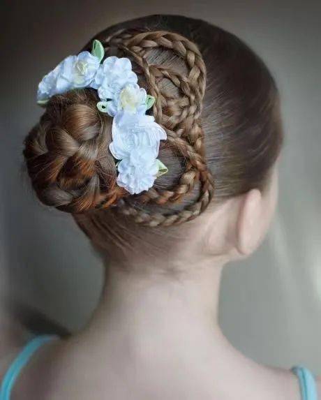 "芭"面玲珑 清新多样的芭蕾丸子头