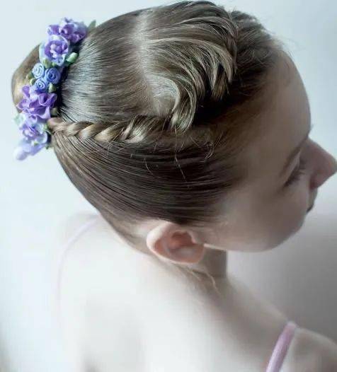 "芭"面玲珑 清新多样的芭蕾丸子头