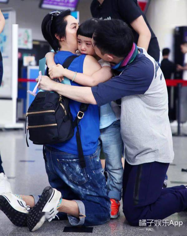 朱茵|铁汉黄贯中也有柔情时！对女儿宠爱对朱茵温柔，万幸没受渣爹影响