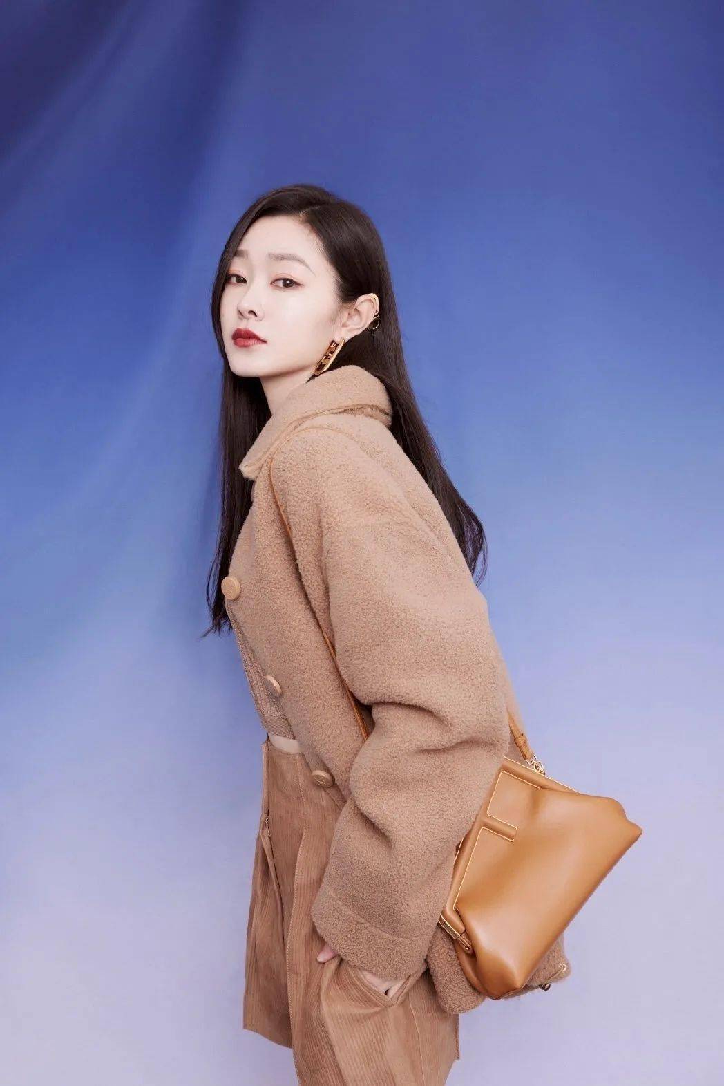 棕色|秋天背什么包?跟着这些明星抄作业就成!