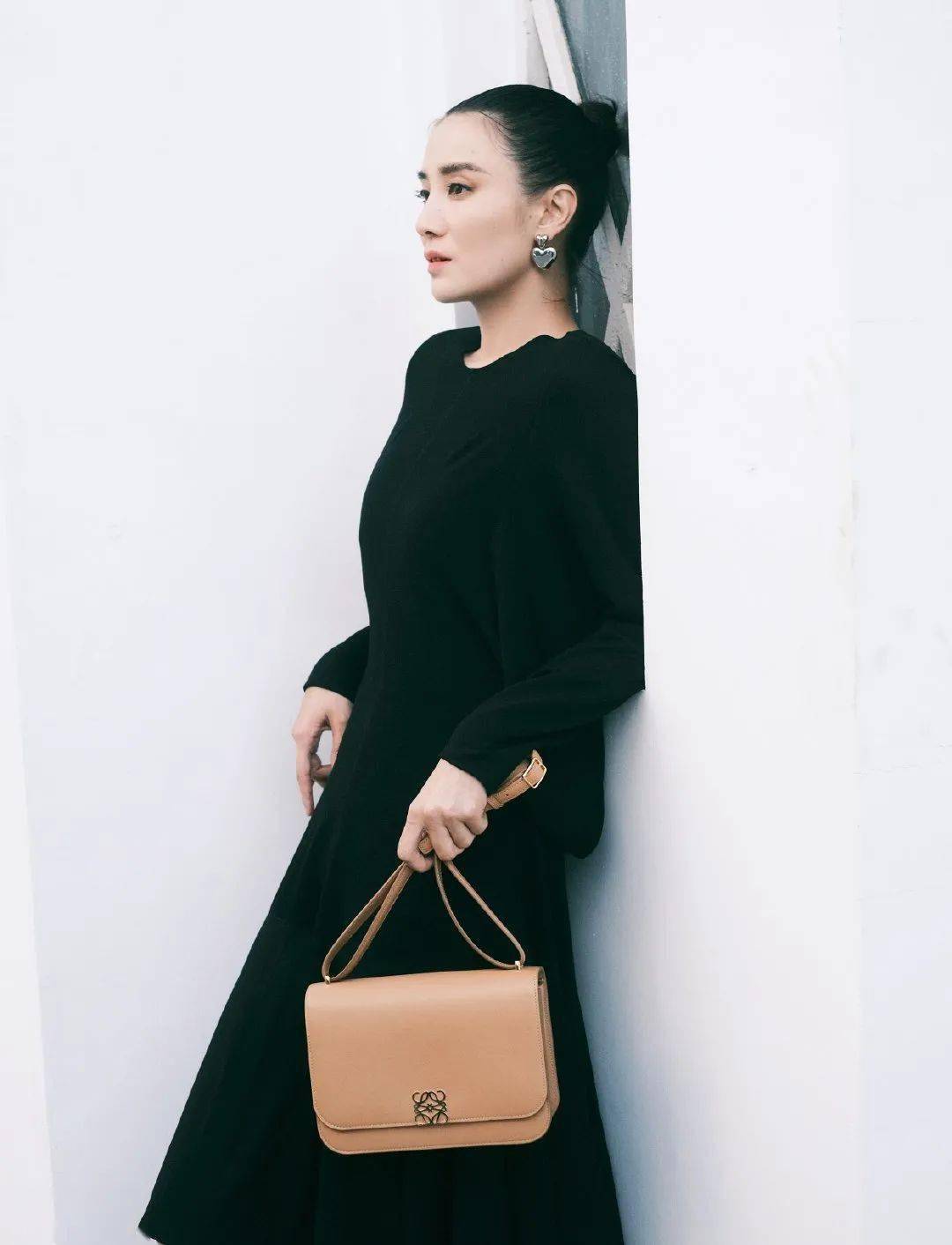 棕色|秋天背什么包?跟着这些明星抄作业就成!