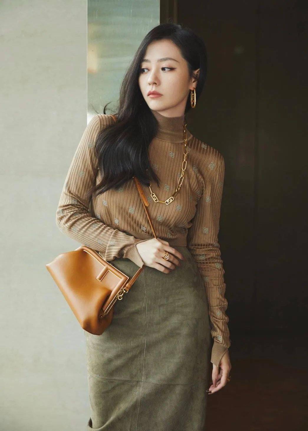 棕色|秋天背什么包?跟着这些明星抄作业就成!