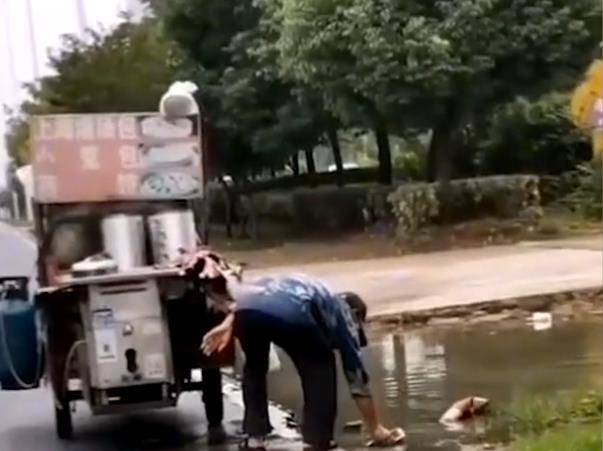 进行|早餐摊主舀路边积水蒸包子?官方通报:餐车已被暂扣,正进一步调查