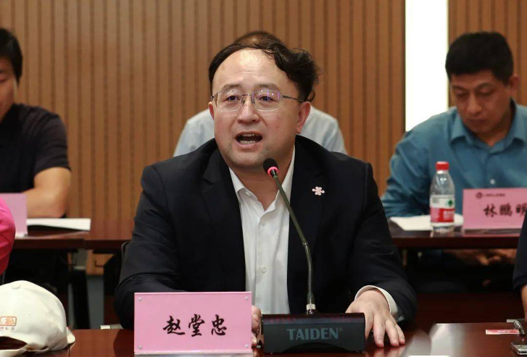 赵堂忠代表上海联通党委书记,总经理沈洪波对山东商会高洪彦一行前来