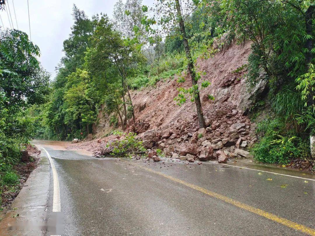 持续下雨云阳多路段发生不同程度滑坡及垮塌