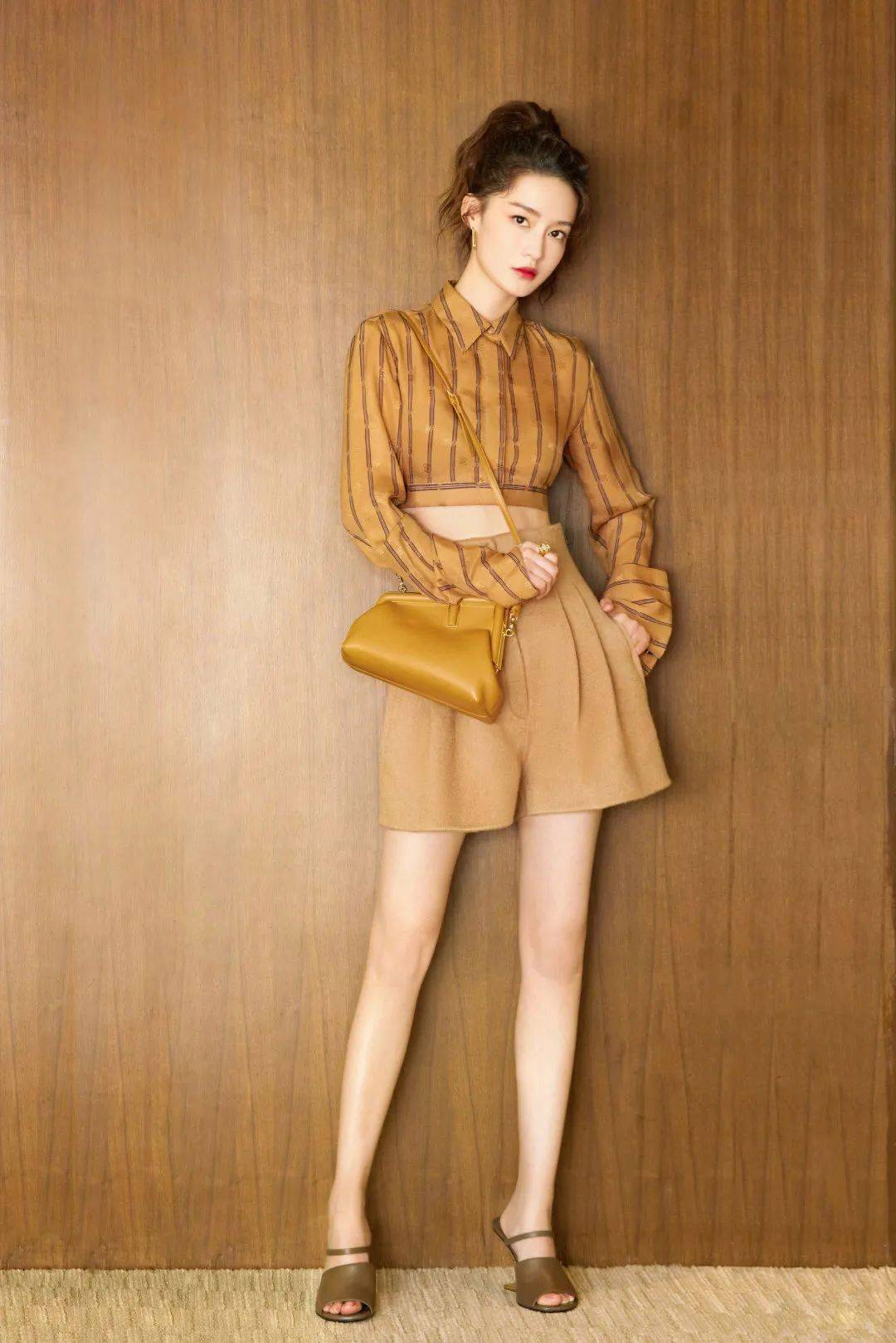 棕色|秋天背什么包?跟着这些明星抄作业就成!